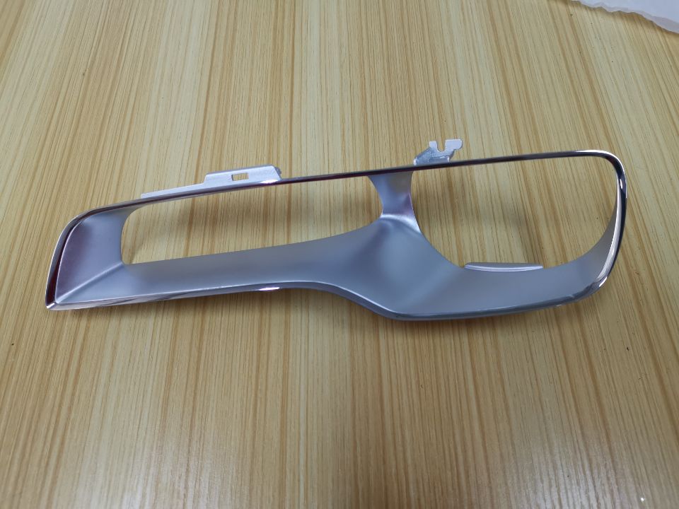 勞期萊斯車燈，內(nèi)飾水電鍍件，線條清楚.jpg